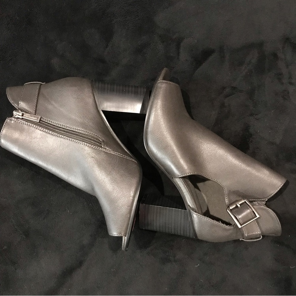 Breckelle’s Silver/Gray Open Toe Booties